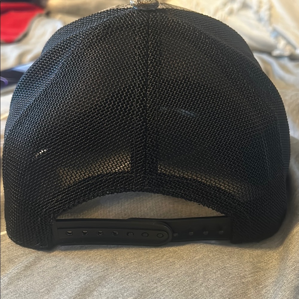 Gucci Gray Monogram Cap with Black Mesh - Picture 3 of 3